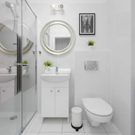 Apartamento Comfortable With Balcony In Warsaw, Near Chopin Airport By Renters