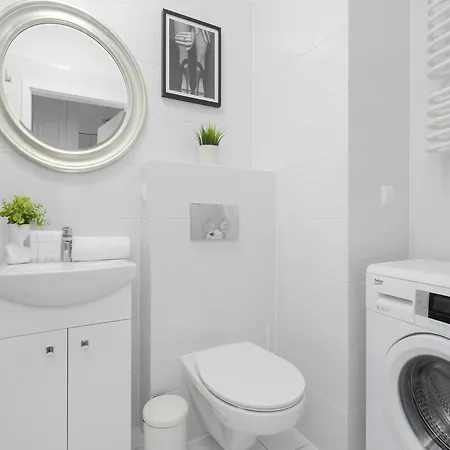 Apartamento Comfortable With Balcony In Warsaw, Near Chopin Airport By Renters